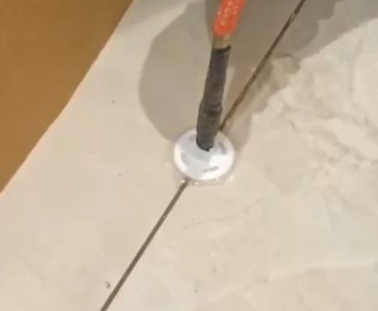 无棣瓷砖空鼓维修公司专业解答瓷砖在铺贴过程中，如果没有涂抹均匀到位的粘结材料（如水泥砂浆或瓷砖胶），可能会导致以下问题